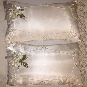 Wedding kneeling pillows embroidery and flowers